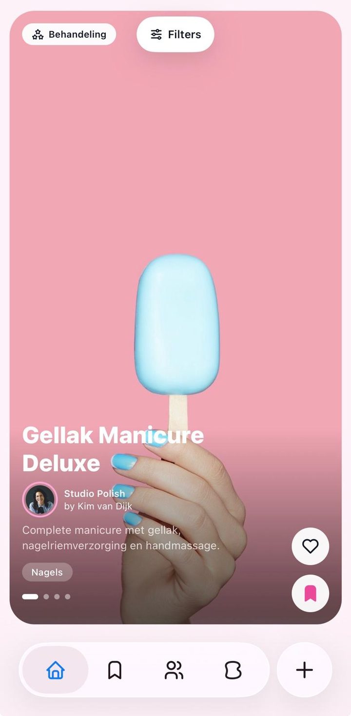 Het Explore-scherm van de BARTERESS-app: swipe door behandelingen, salons en modellen