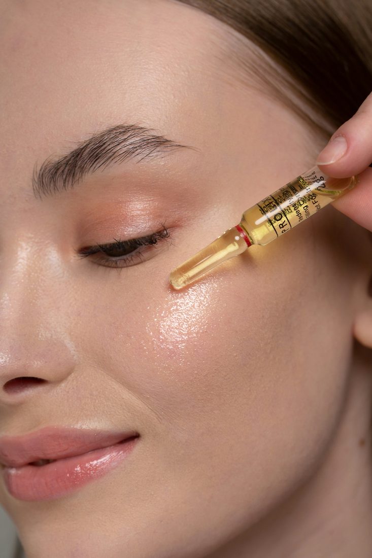 Huidverbeterende behandeling met een serum-ampul