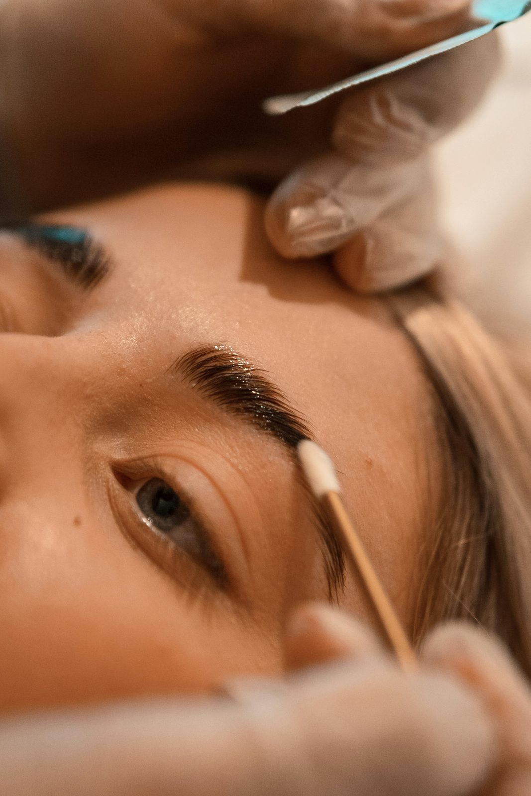 Brow lamination behandeling waarbij de wenkbrauwharen omhoog worden geborsteld en in vorm gezet