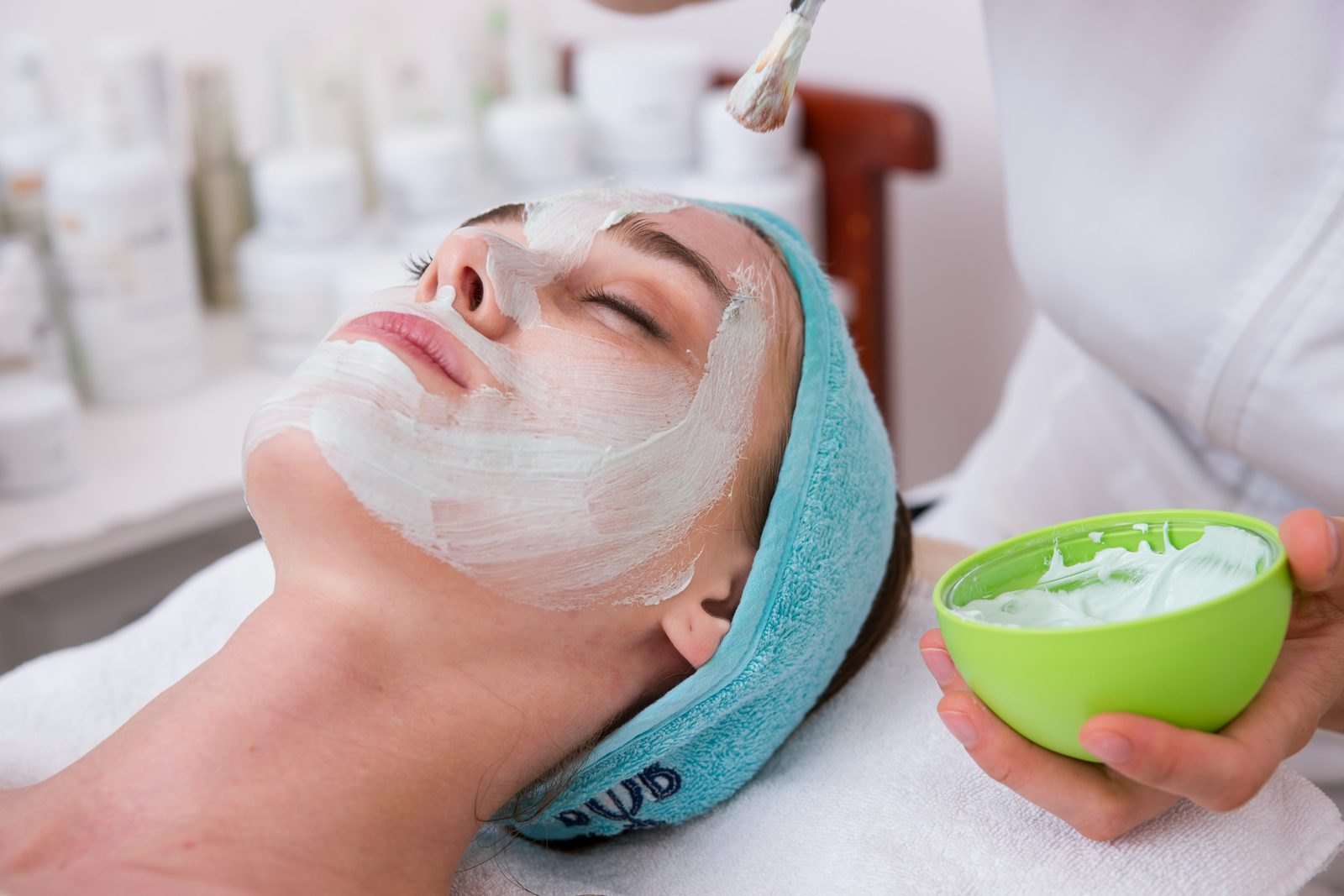 Gezichtsbehandeling met masker als specialisme huidverzorging