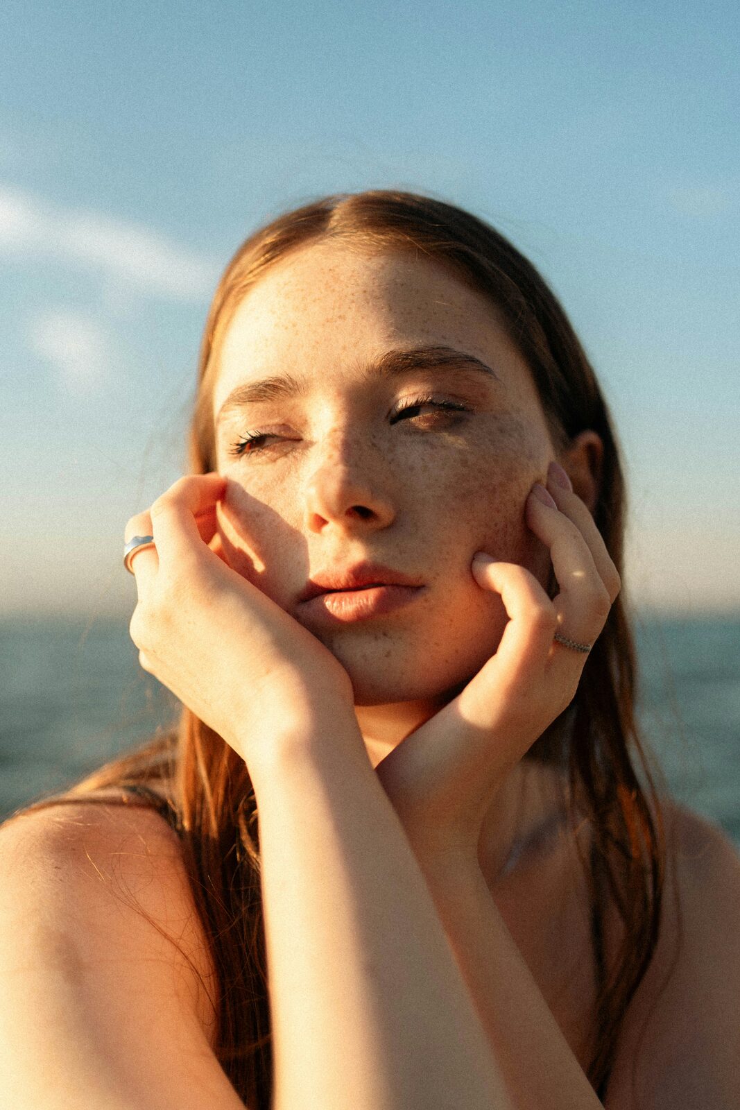 Portret van een model met sproeten en natuurlijke make-up in zacht licht