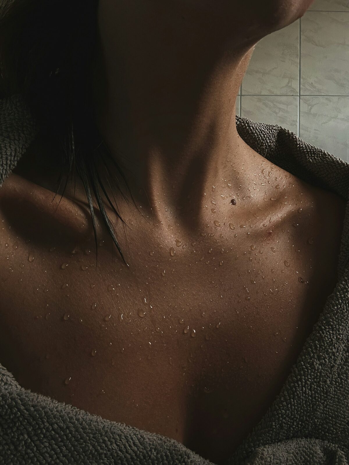 Vrouw met een stralende, gezonde huid en een natuurlijke glow