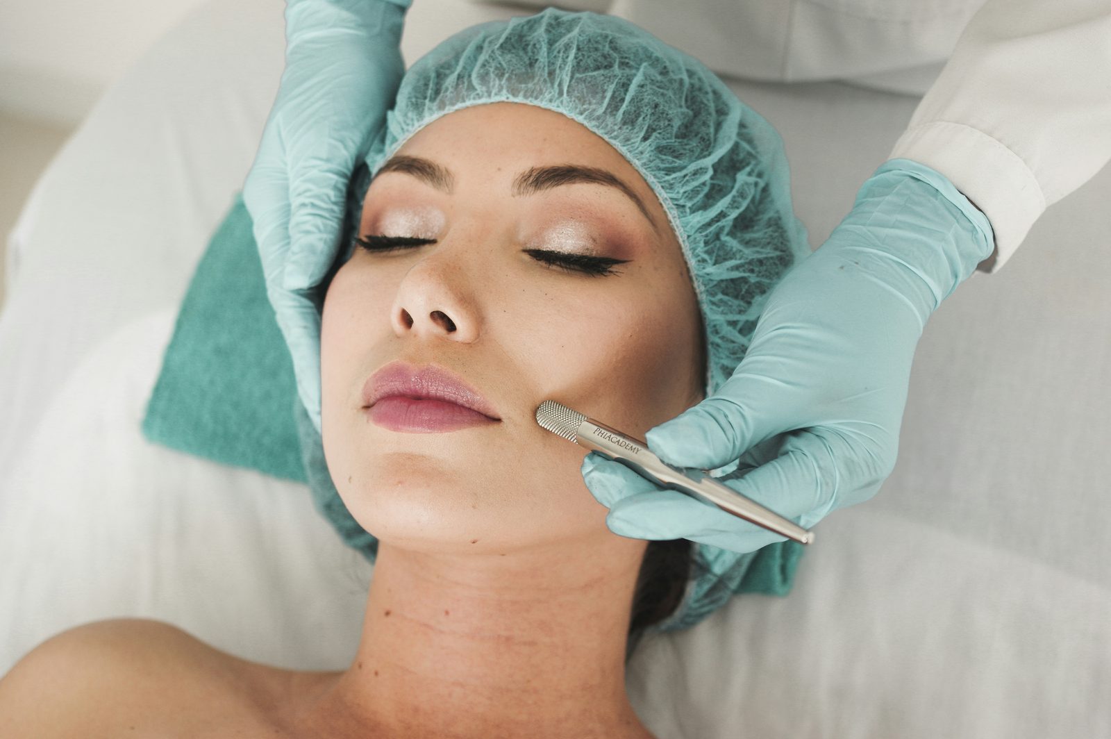 Klinische huidverjongingsbehandeling van het gezicht in een Amsterdamse skin clinic