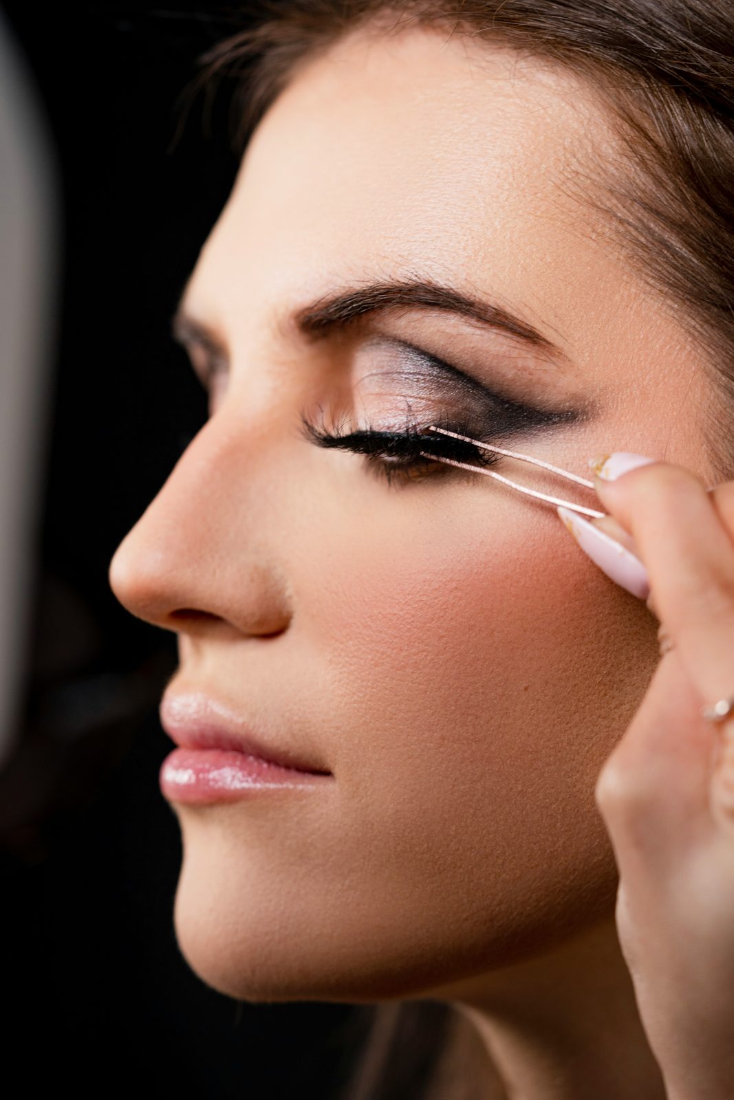 Wimperextensions worden aangebracht