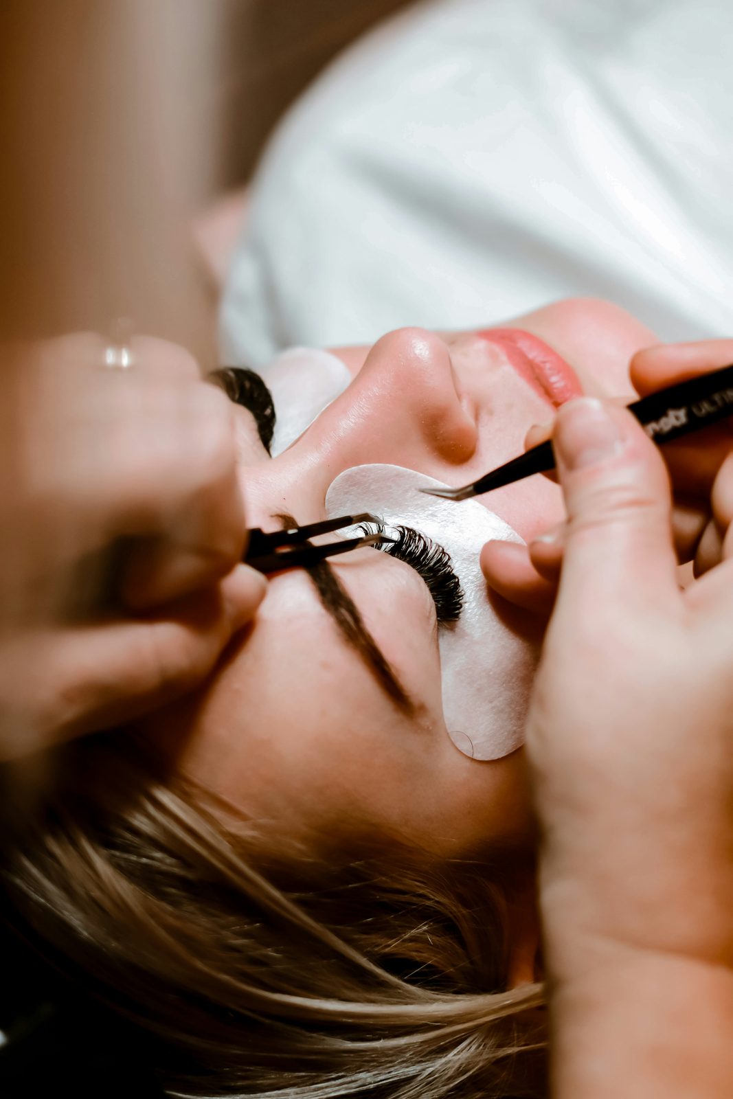 Wimperextensions worden aangebracht tijdens een behandeling in een lashsalon