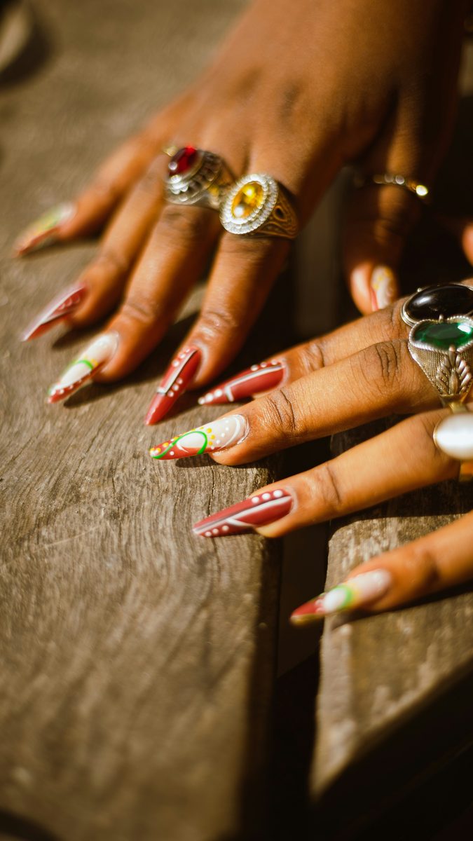 Kleurrijke nail-art, vakwerk van een beauty-ondernemer