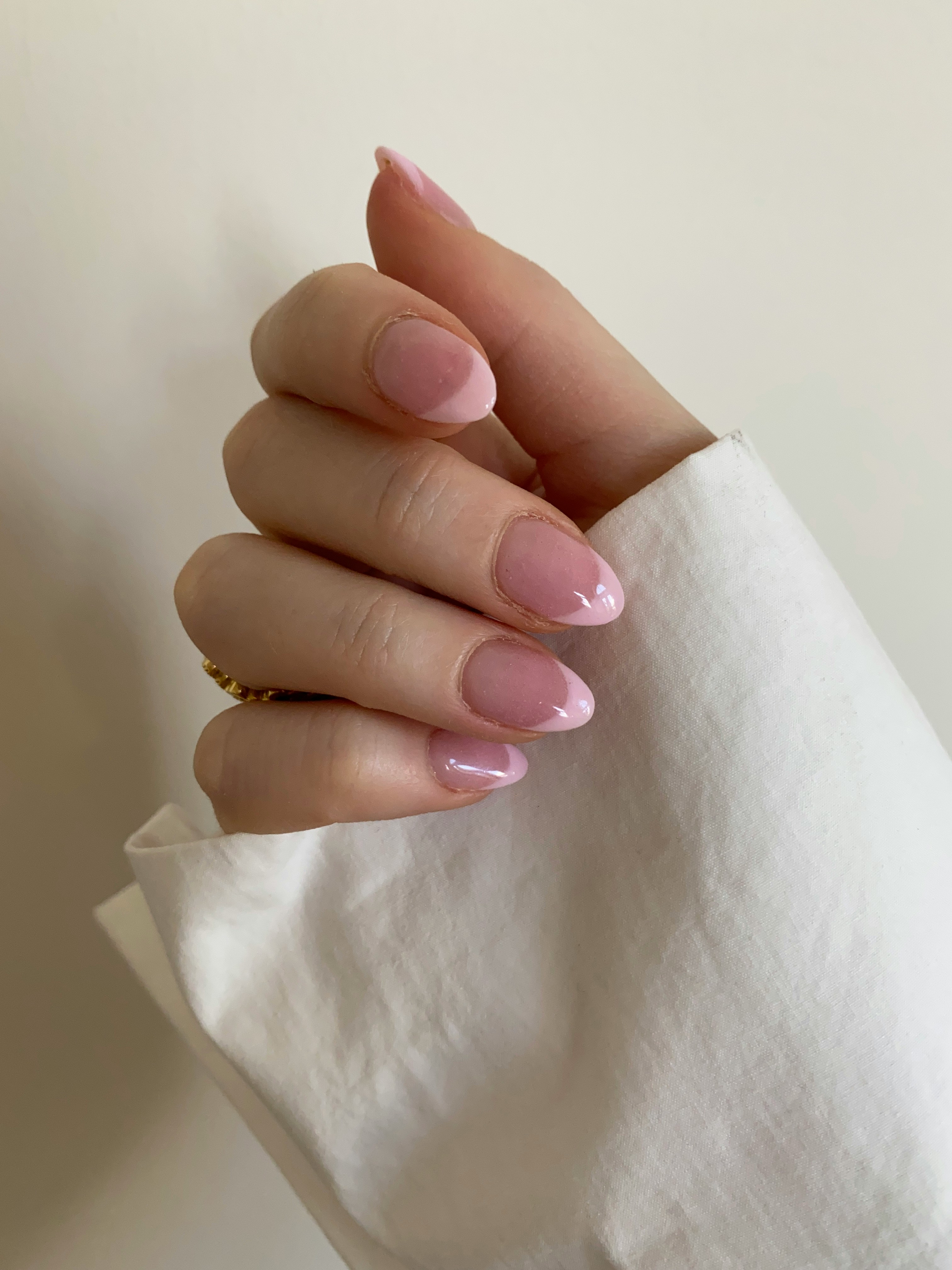 Kleurrijke nail-art, vakwerk van een beauty-ondernemer