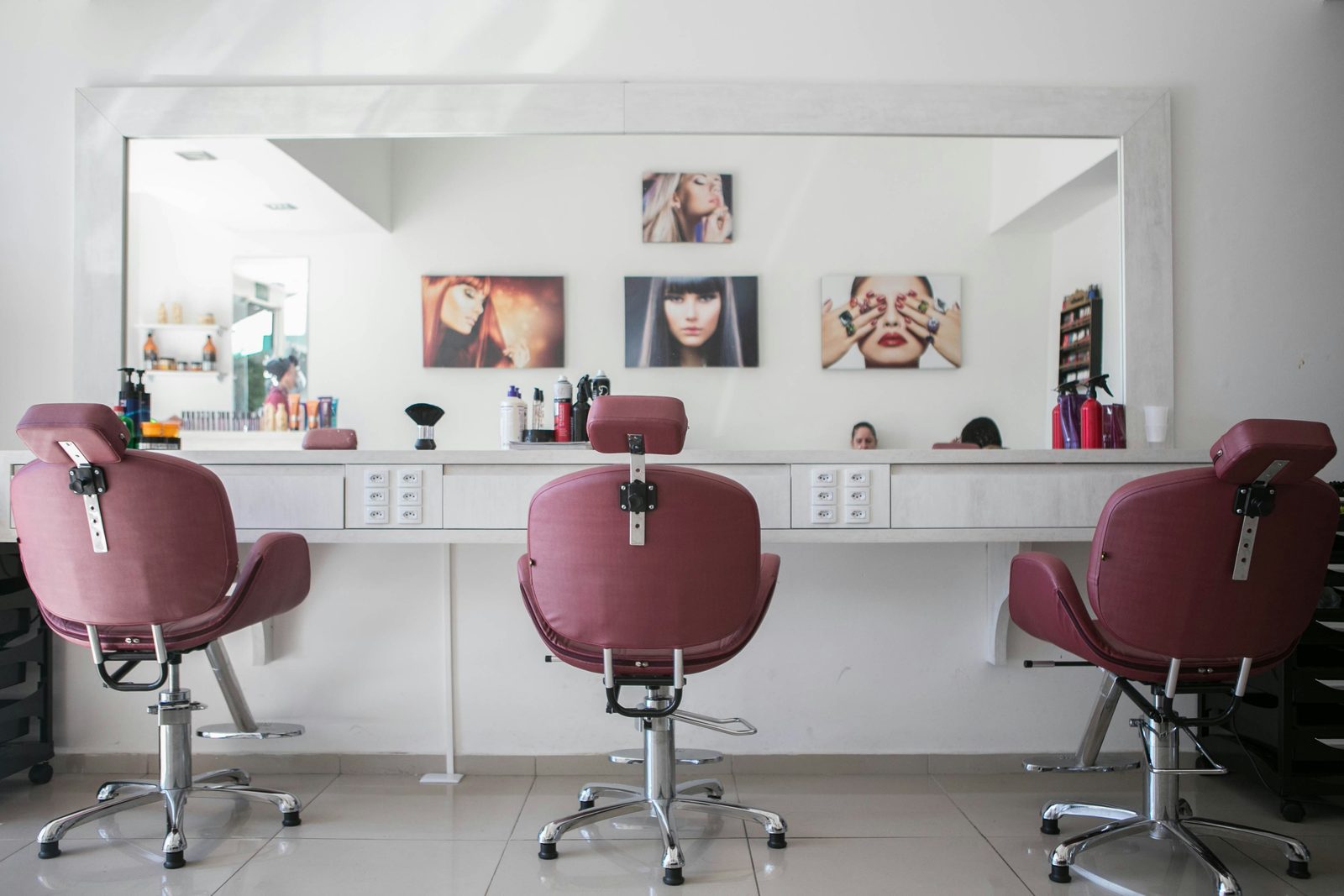 Stijlvolle schoonheidssalon met oudroze stoelen klaar voor de eerste klanten